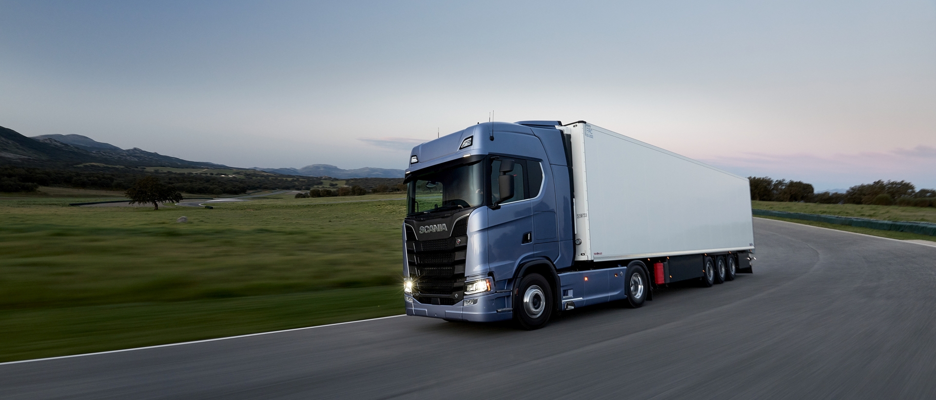 Scania S 730 4x2 tractor with refrigerated box
